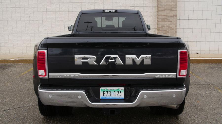  Dodge Ram 3500 Limited 2016 года  (фото 6 из 18)